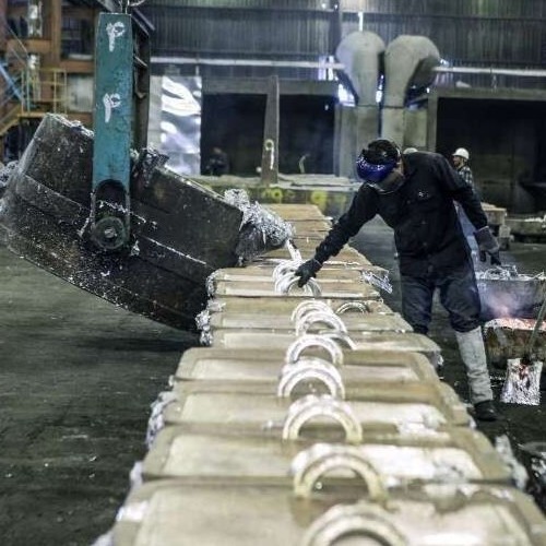 Aluminium ingot melt and pour